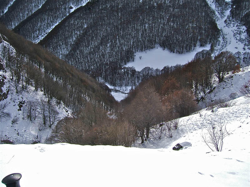 #13 Gorfi : Le vallon de Gorfi manquant de neige il va falloir passer sur le versant S et porter 80m de déniv. pour rejoindre la route en contre bas qui nous ramènera au parking. Gorfi : Le vallon de Gorfi manquant de neige il va falloir passer sur le versant S et porter 80m de déniv. pour rejoindre la route en contre bas qui nous ramènera au parking.