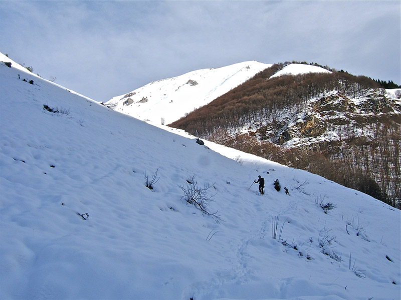 #14 Gorfi : La pente manque cruellement de neige, Monique insiste et passe malgré tout à ski, BRAVO. Gorfi : La pente manque cruellement de neige, Monique insiste et passe malgré tout à ski, BRAVO.