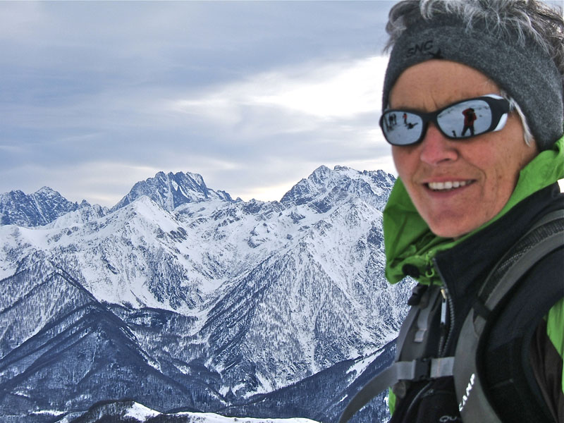 #6 Gorfi : Monique pose devant le Couloir de Louroussa. Gorfi : Monique pose devant le Couloir de Louroussa.