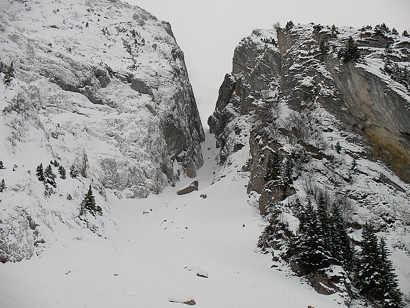 #3 Le bas du couloir : Bas du couloir. Le rocher est parti des falaises à gauche. Le bas du couloir : Bas du couloir. Le rocher est parti des falaises à gauche.