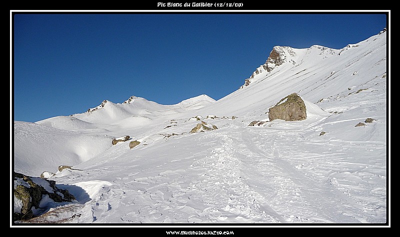 #3 Partie haute, l Partie haute, l'enneigement est bon, toujours sous un beau ciel bleu.