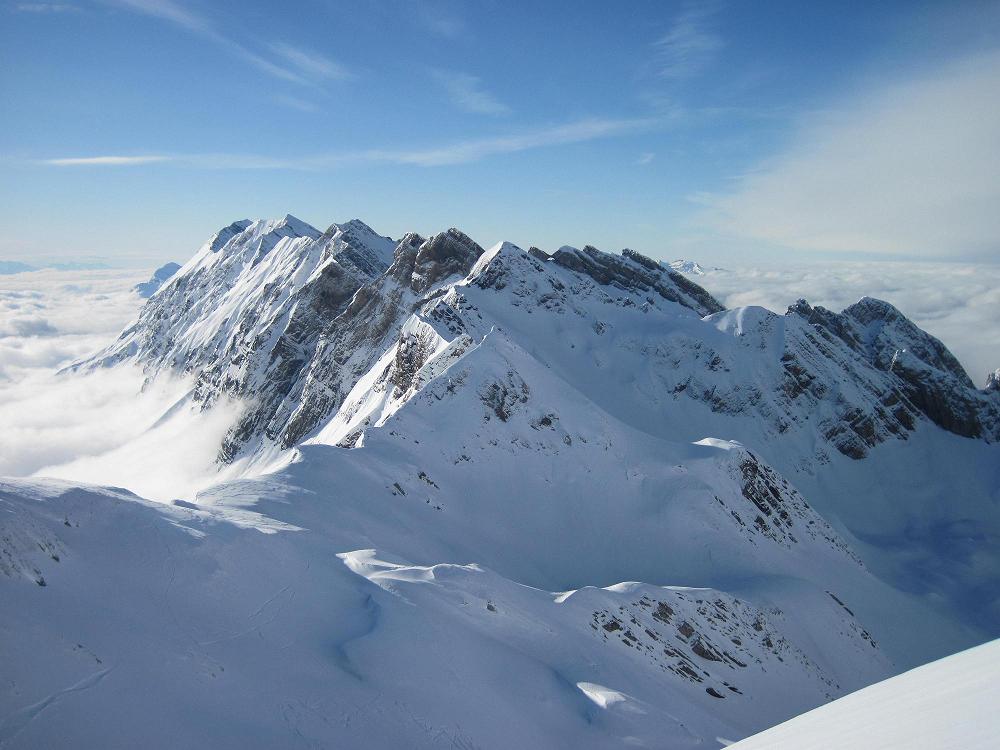 #3 Les Aravis : Dorsale au-dessus mer de nuage. Les Aravis : Dorsale au-dessus mer de nuage.