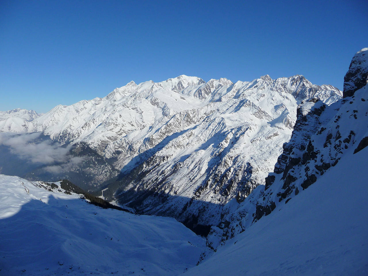 Arrivée au col de la Cicle : Contemplation du Paysage avant de plonger dans l'ombre du versant NE