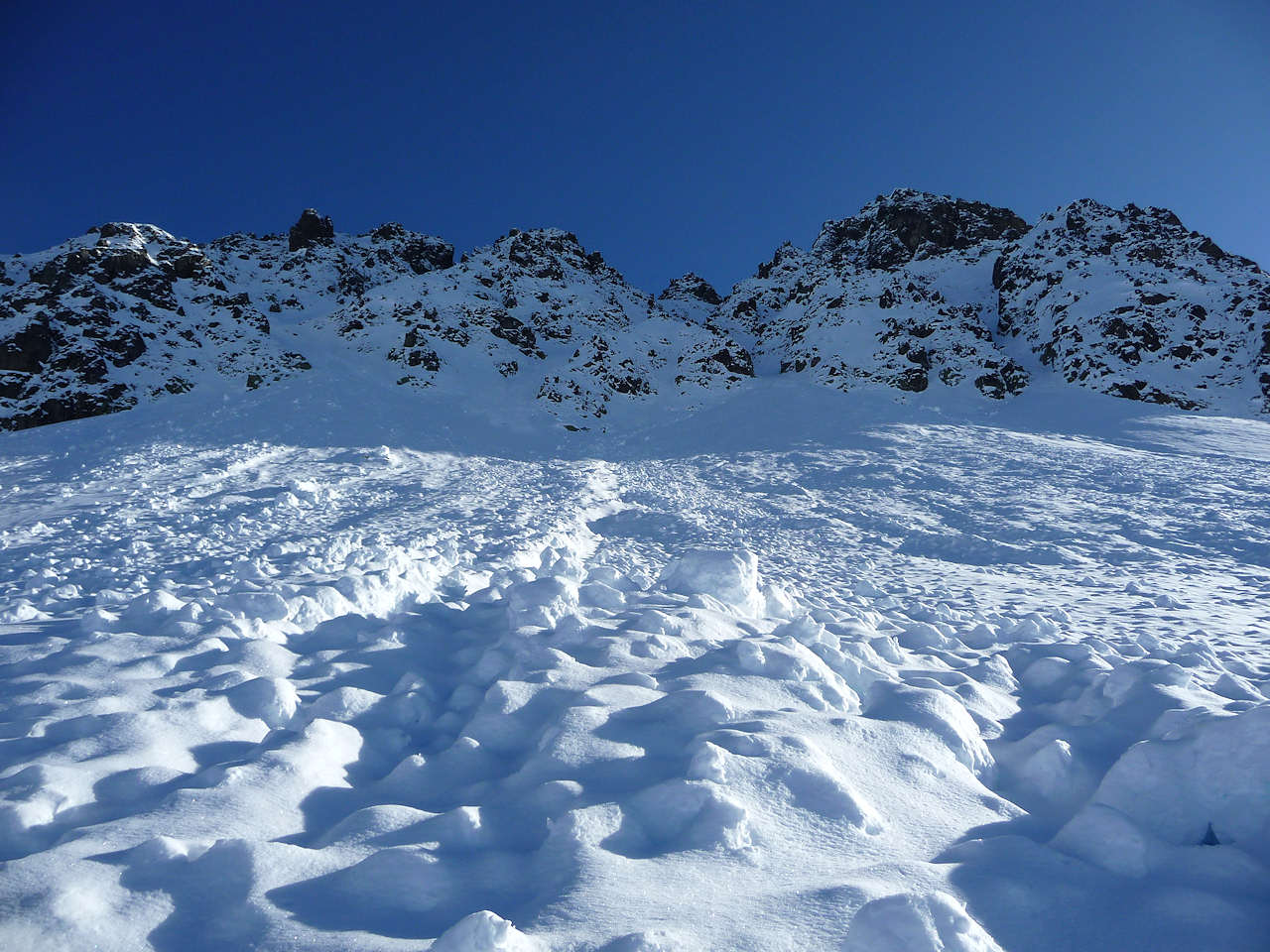 Tête de la Cicle : Tout le versant W a été balayé par des avalanches.