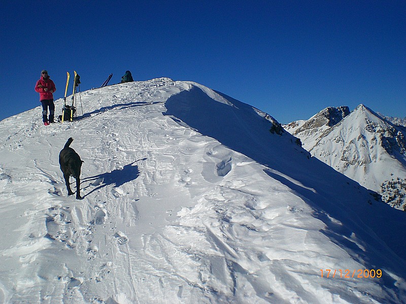 arpelin : l'arrivée au sommet, le Grand Peygu en face paraît peu enneigé.