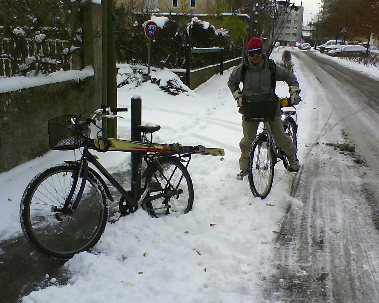 #1 Approche à vélo : L Approche à vélo : L'aventure commence au pied de l'immeuble.