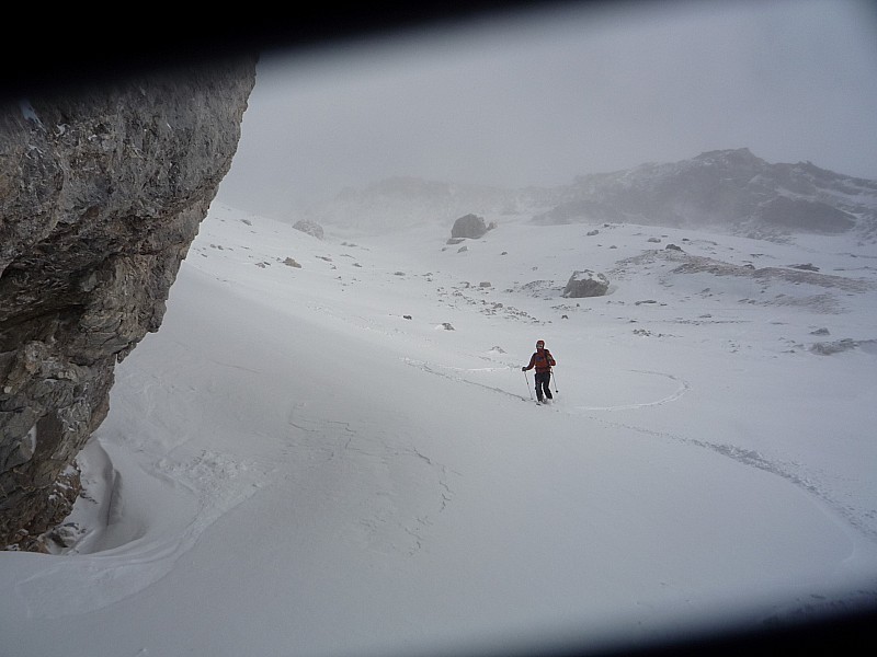 #3 Gran Bagna : Une des zones correcte a skier, sous le Petit col de la Roue. On peut facilement imaginer combien il fait froid a la vue de la belle posture Playmobil du skieur :) Gran Bagna : Une des zones correcte a skier, sous le Petit col de la Roue. On peut facilement imaginer combien il fait froid a la vue de la belle posture Playmobil du skieur :)