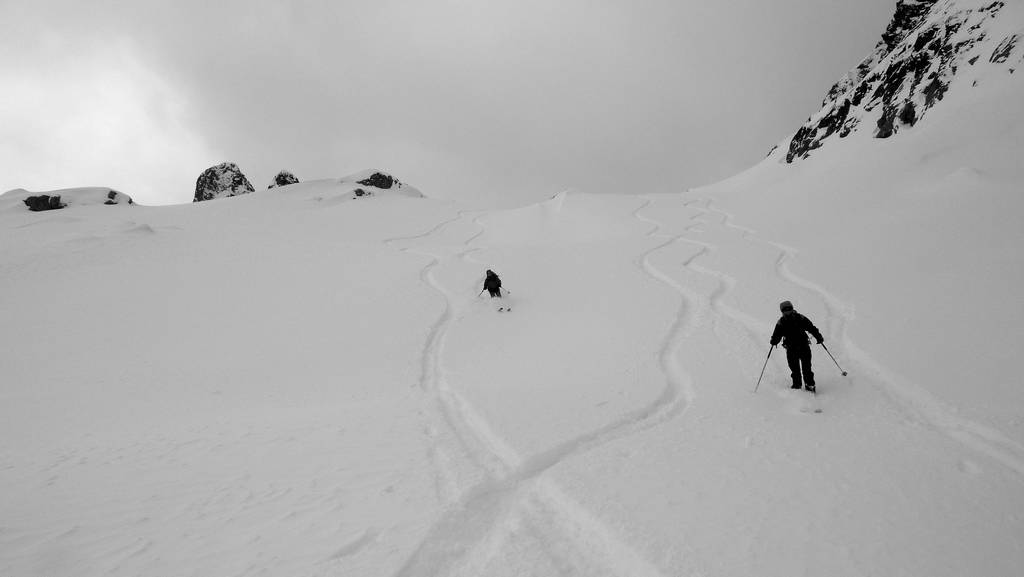 #9 Col de l Col de l'Aigleton : Delle et AnneCé dans la 1ere descente versant Rivier d'Allemond. on est les 1ers