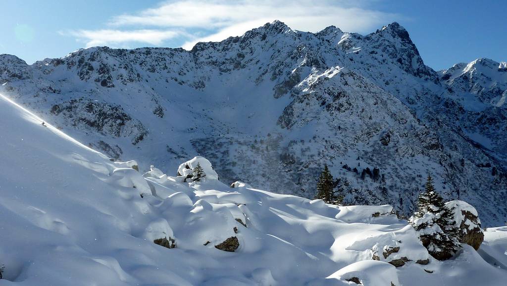 #7 Pointe du Sifflet : le couloir NE est encore bien sec... Pointe du Sifflet : le couloir NE est encore bien sec...