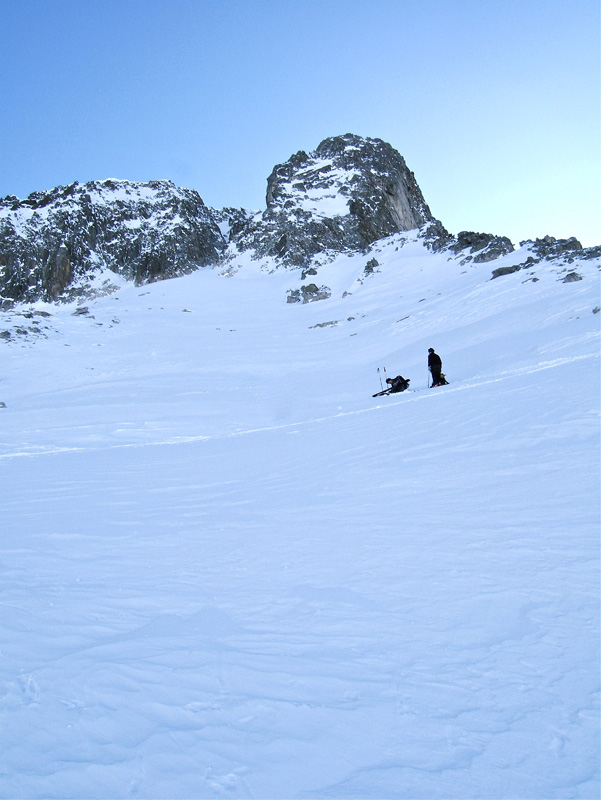 #4 Tavel couloir NW : Enfin le couloir est en vue, on chausse les couteaux vue qu Tavel couloir NW : Enfin le couloir est en vue, on chausse les couteaux vue qu'il y a un passage en croûte bien dure et que l'on ne sait pas ce qui nous attend.