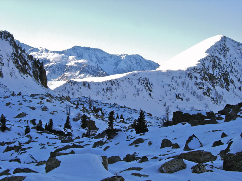 #3 Tavel couloir NW : Manque pas mal de neige pour ski sans souci.
Tête de Mercière avec sa pente S où l Tavel couloir NW : Manque pas mal de neige pour ski sans souci.
Tête de Mercière avec sa pente S où l'on devine le sol vue que la couche de neige est très fine.