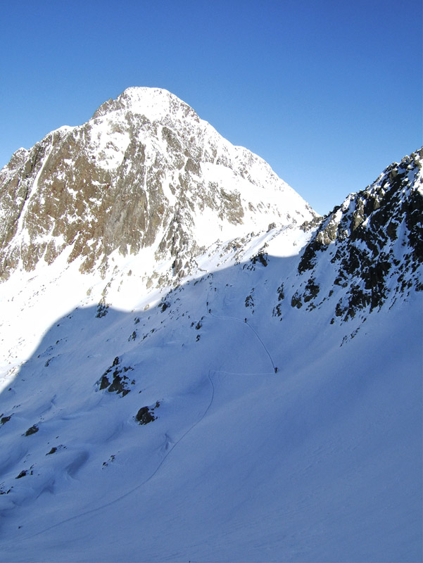 #6 Tavel couloir NW : On a croisé quelques qui skieur qui sont parti vers le col de Druos.
Le Malinvern avec sa pente sommitale bien sèche. Tavel couloir NW : On a croisé quelques qui skieur qui sont parti vers le col de Druos.
Le Malinvern avec sa pente sommitale bien sèche.