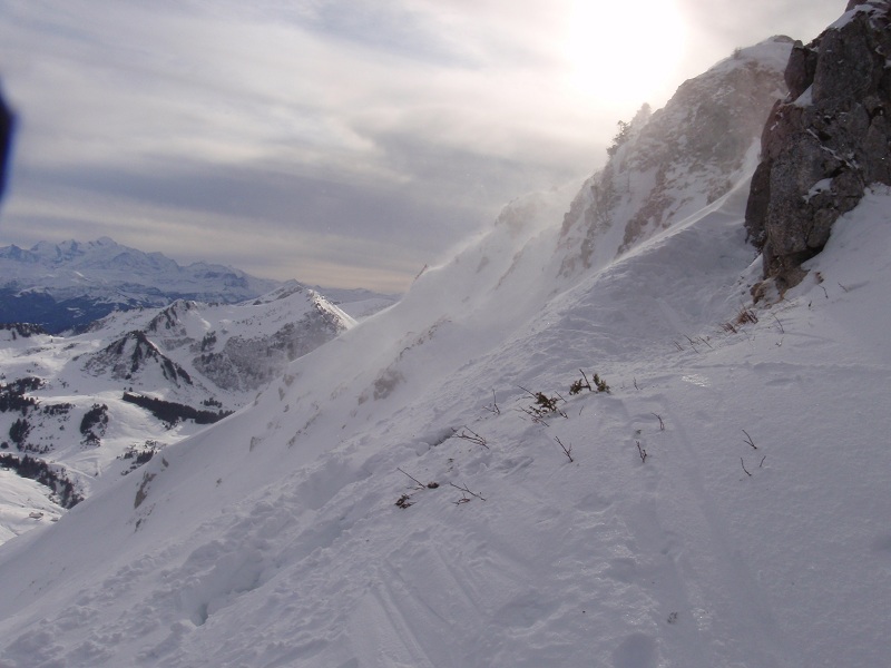 #3 Ca souffle : Sur le sommet, nous avons été un peu surpris par le vent qui finit de faire partir le peu de neige des crêtes. Ca souffle : Sur le sommet, nous avons été un peu surpris par le vent qui finit de faire partir le peu de neige des crêtes.