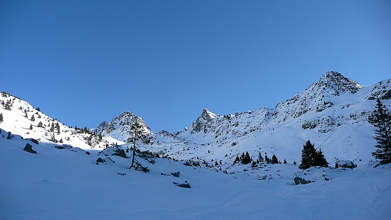 #2 Grand beau ce matin : Au centre, le col de l Grand beau ce matin : Au centre, le col de l'Aigleton, objectif du jour