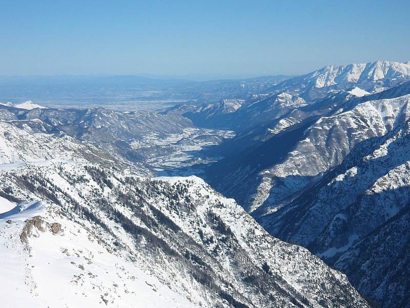 En bas à droite le vallon : d'Ischiator et dans le prolongement le Val Stura.