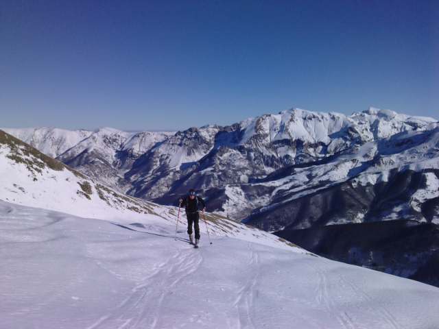 c'est bon de monter à ski : avec la face W de la Fascia et le Marguareis au fond