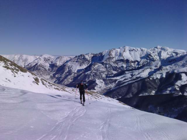 #2 c c'est bon de monter à ski : avec la face W de la Fascia et le Marguareis au fond