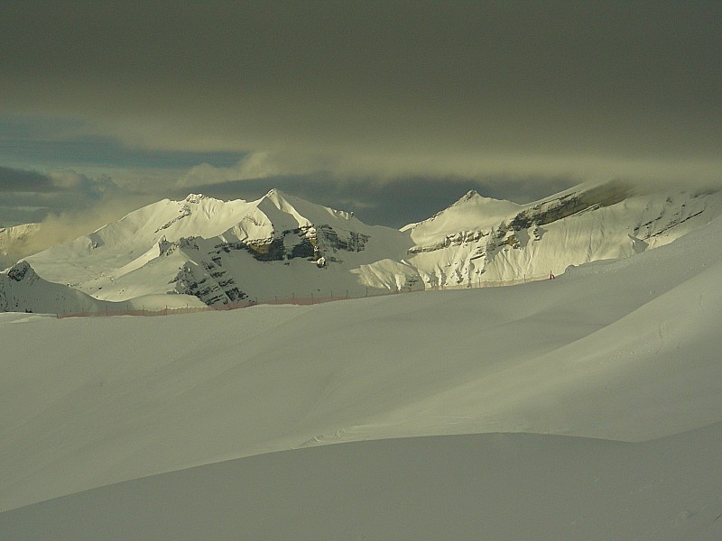#7 Vénasque/Tourrond : Pointes de la Vénasque au soleil mais Tourrond Encombré. Plus loin de l Vénasque/Tourrond : Pointes de la Vénasque au soleil mais Tourrond Encombré. Plus loin de l'autre côté de la vallée, Chris05 et Jpepe font l'ascension du pic de Gleize...