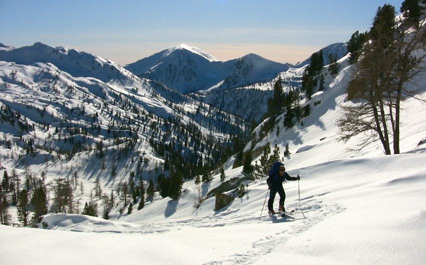 #12 Sous le cayre Pounchu avec la Cime de la Valette des Adus en A/R plan et plus loin la mer Sous le cayre Pounchu avec la Cime de la Valette des Adus en A/R plan et plus loin la mer