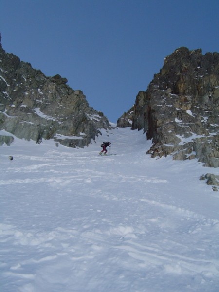#2 Dans le couloir : Quelques virages encore à ski avant de finir à pied Dans le couloir : Quelques virages encore à ski avant de finir à pied