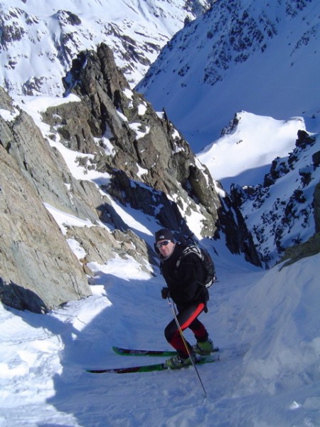 #4 Sommet du couloir : A l Sommet du couloir : A l'attaque du couloir, dans la partie étroite (heureusement que les skis ne font que 175cm !)