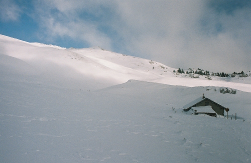#1 La cabane de Thoiry devant : En route pour le Reculet Vue vers le nord La cabane de Thoiry devant : En route pour le Reculet Vue vers le nord