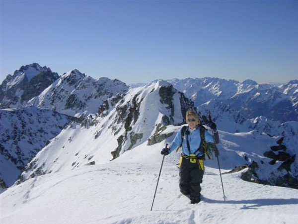 #2 On arrive ! : Christi arrive au sommet, après une belle montée au soleil On arrive ! : Christi arrive au sommet, après une belle montée au soleil