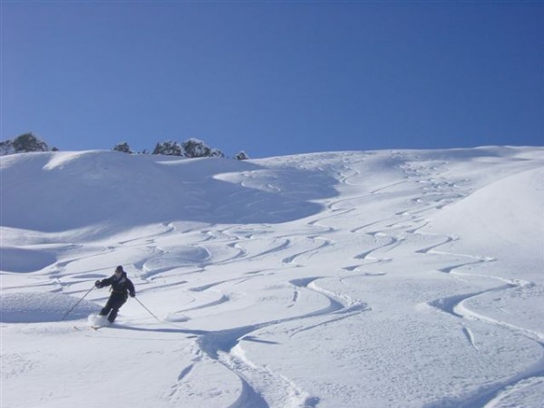#3 La descente : Voici la neige dans la pente NE sous la roche noire.
Pas mal ! La descente : Voici la neige dans la pente NE sous la roche noire.
Pas mal !