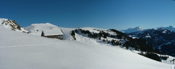 #1 Chalets de Coicon : La pointe des Mattes au second plan. Chalets de Coicon : La pointe des Mattes au second plan.
