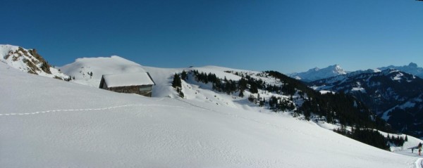 Chalets de Coicon : La pointe des Mattes au second plan.