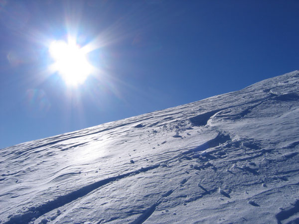 #2 Sur la crête : Bonne neige sur le versant nord des crêtes. Sur la crête : Bonne neige sur le versant nord des crêtes.
