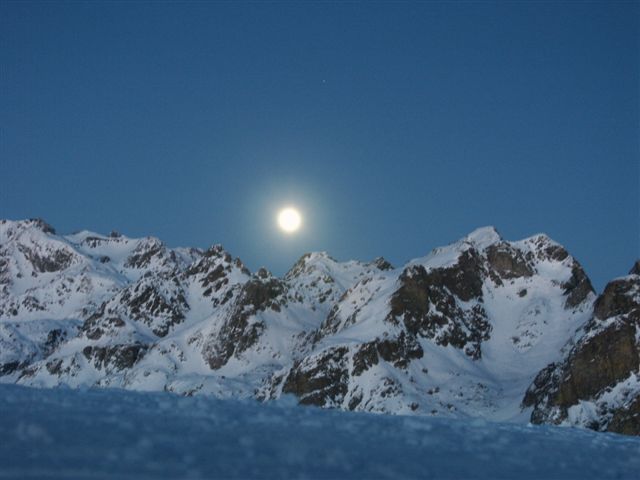 #7 Tour de Jasse Bralard : Lever de lune du sommet de la Croix de Chamrousse. Tour de Jasse Bralard : Lever de lune du sommet de la Croix de Chamrousse.