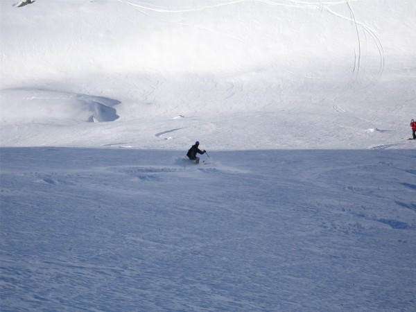 #3 Poudreuse au bas de la face : Manu enquille dans la poudreuse sous l Poudreuse au bas de la face : Manu enquille dans la poudreuse sous l'oeil photographique de Sylvain (tout en bas à droite) !