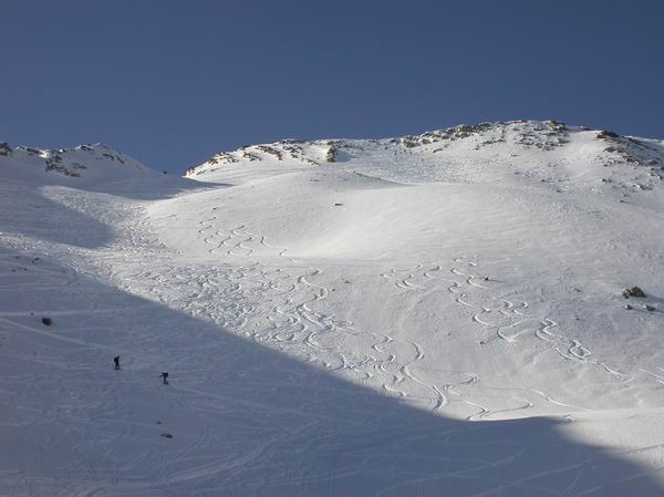 #2 Pente sommitale : les traces sont nombreuses par ici; va falloir un itineraire bis pour la descente... Pente sommitale : les traces sont nombreuses par ici; va falloir un itineraire bis pour la descente...