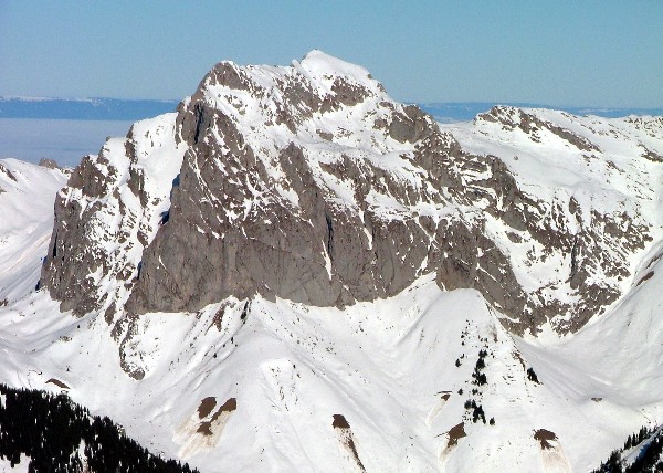 Cornettes de Bises : De G à D: couloir du Saix Rauquin (tracé), combe de la Puya, couloir de la Callaz