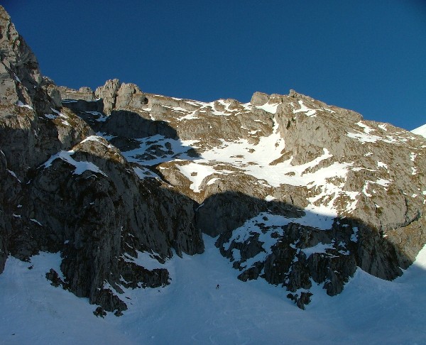 Bas de la Puya : On sort enfin du bas du couloir, la zone scabreuse est bien visible.