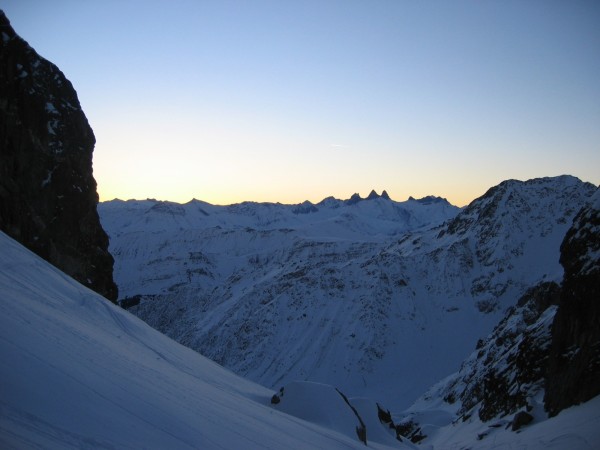 Aiguilles d'Arves : 08h39 : premières lueurs sur les Aiguilles d'Arves