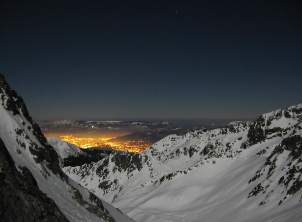 Grenoble by night : 21h31 : Grenoble illuminé en montant au col de la Vache