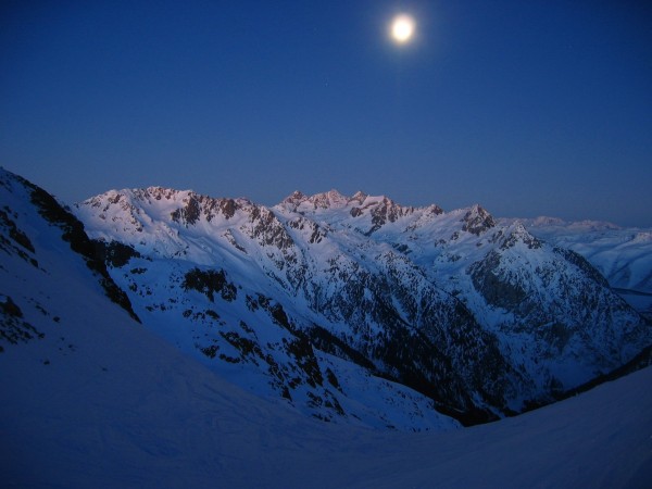 Belle Etoile-Rocher Blanc : 17h56 : Belle Etoile et Rocher Blanc au clair de lune depuis la brèche de Roche Fendue