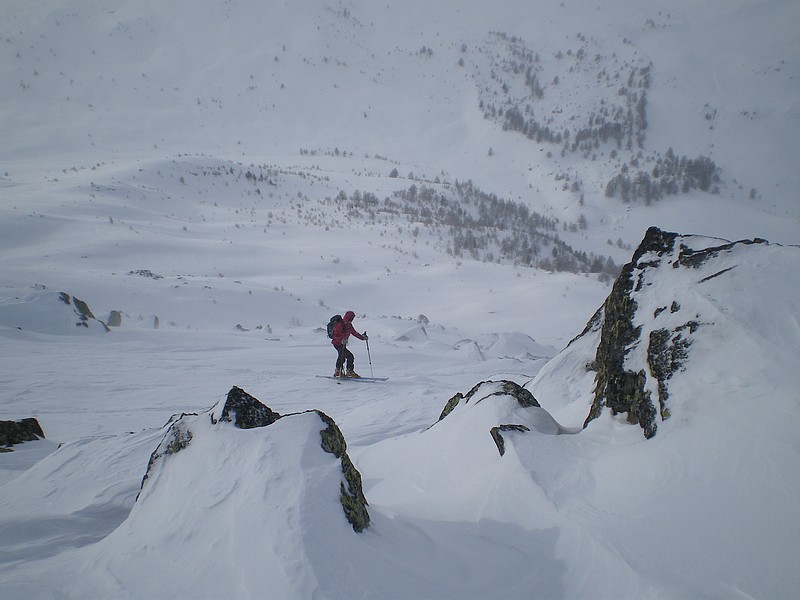 #5 Echaillon : Ambiance "aérée" au sommet, on se planque comme on peut en les rochers de la crête Echaillon : Ambiance "aérée" au sommet, on se planque comme on peut en les rochers de la crête