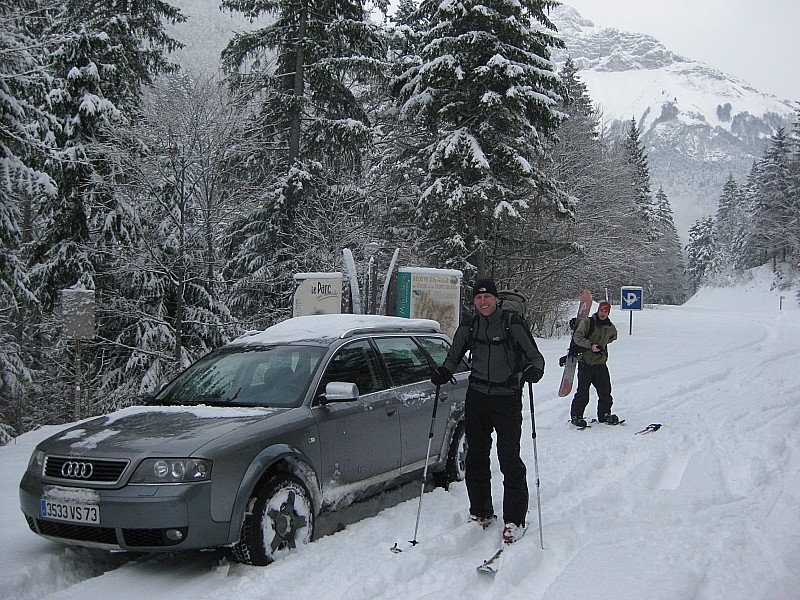 #1 Parking : Pas grand monde sur le parking.. Parking : Pas grand monde sur le parking..