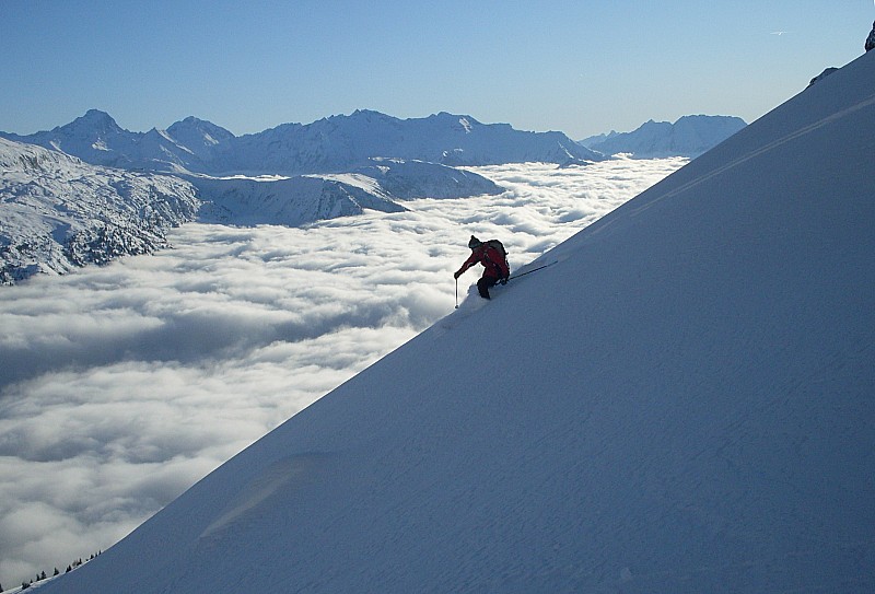 Yann dans la descente : Bonheur de skier dans la poudre sous le ciel bleu et sur la mer de nuage....