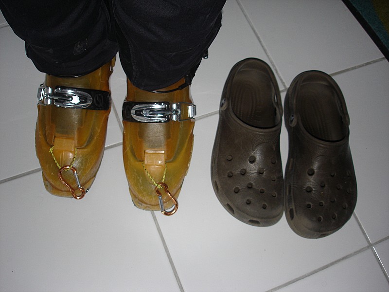 #1 chaussage à la maison : pour skier, passer des chaussures de droite à celles de gauche chaussage à la maison : pour skier, passer des chaussures de droite à celles de gauche