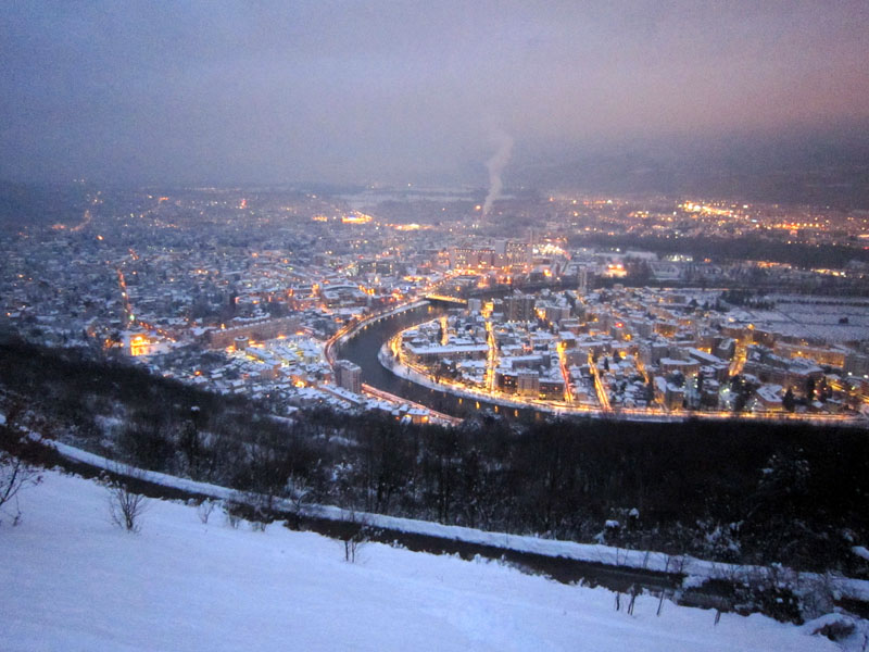 #3 Bastille - Face Est - Vue : Vue sur l Bastille - Face Est - Vue : Vue sur l'Ile Verte et La Tronche by night en descendant les champs entre les lacets de la Bastille. Belle chantilly cache misère, on skie sur des arbustes et d'autres choses non identifiées en guise de sous couche !