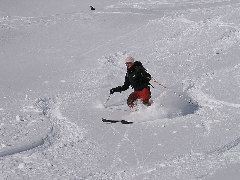 Pink Lady en action : Une poudreuse légère sous les skis de Pink