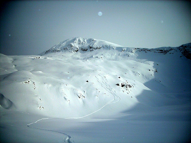 #1 Vallon : Avec le sommet au fond et les crêtes de Brouffier à droite.
Vallon vierge ce matin. Vallon : Avec le sommet au fond et les crêtes de Brouffier à droite.
Vallon vierge ce matin.
