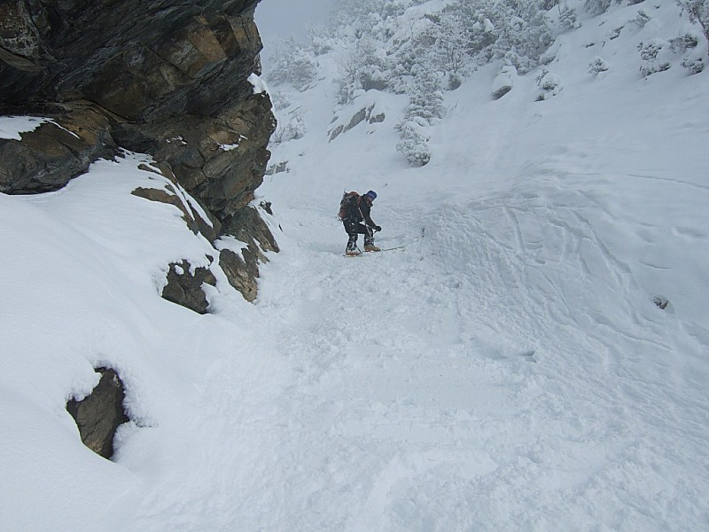 #9 Couloir Chauchefoin : On dérape dans l Couloir Chauchefoin : On dérape dans l'étroiture mais c'est finalement plus rempli qu'on pensait.