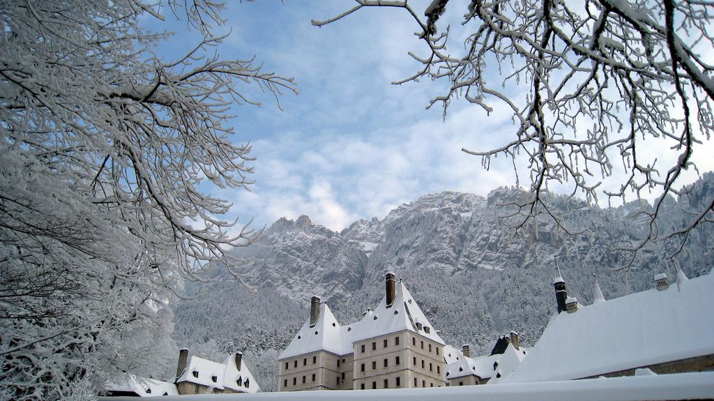 #3 Monastere : ciel bleu le matin et Grand Som en arriere plan Monastere : ciel bleu le matin et Grand Som en arriere plan