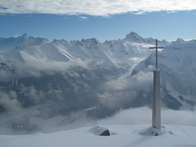 La croix du sommet : Sur fond d'Aravis et Mont Blanc