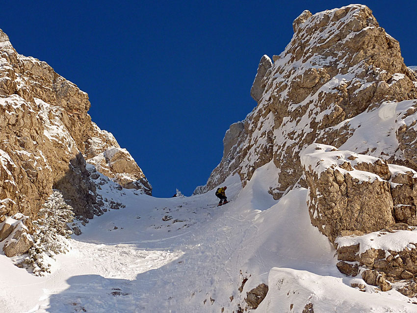 #12 Pointe de Chalune : Passage dans le haut du couloir avec fond gelé pasmal de rochers. Pointe de Chalune : Passage dans le haut du couloir avec fond gelé pasmal de rochers.